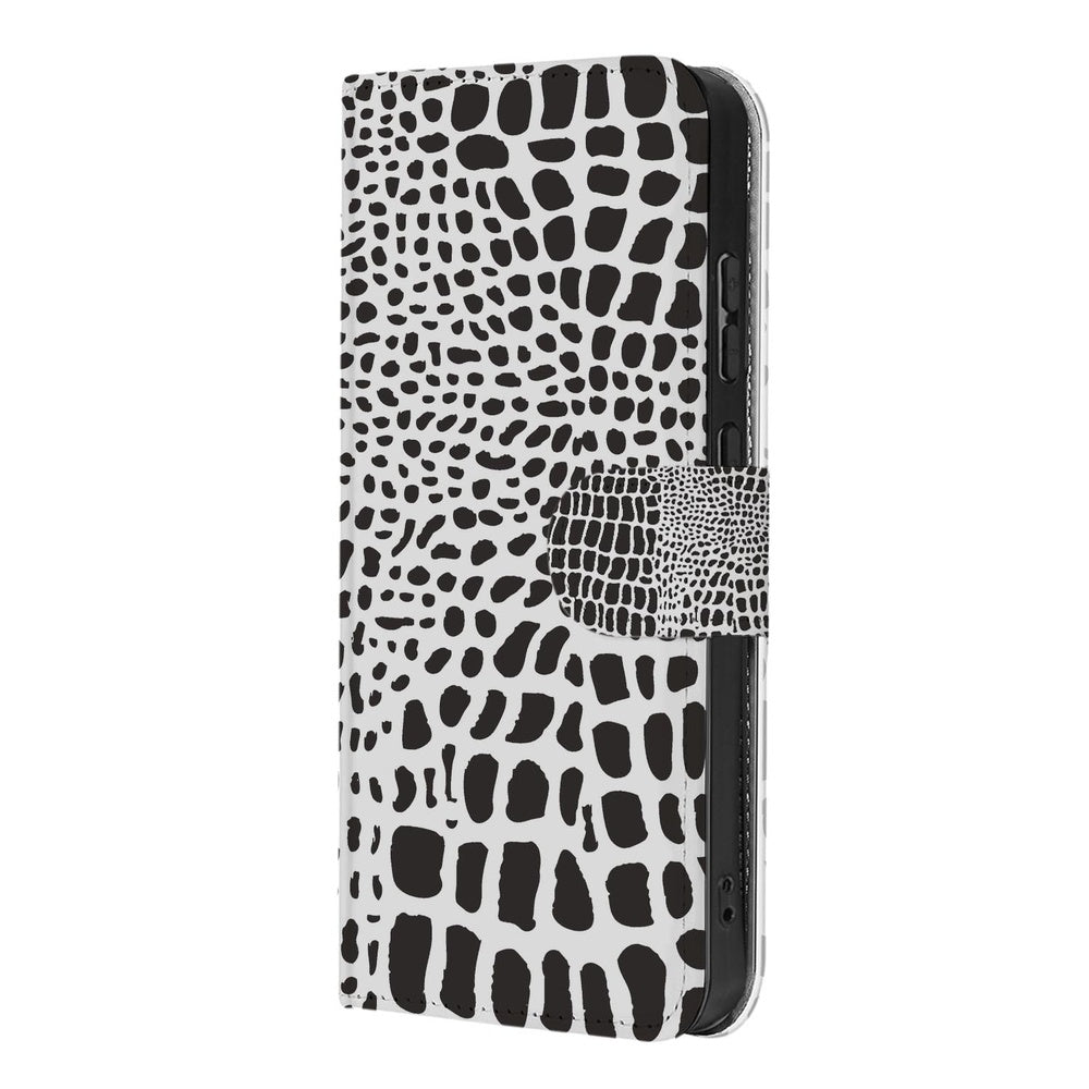 Book Case Samsung Galaxy A57 Slangenprint Schuin aanzicht opvallende zwart-witte slangenprint.
