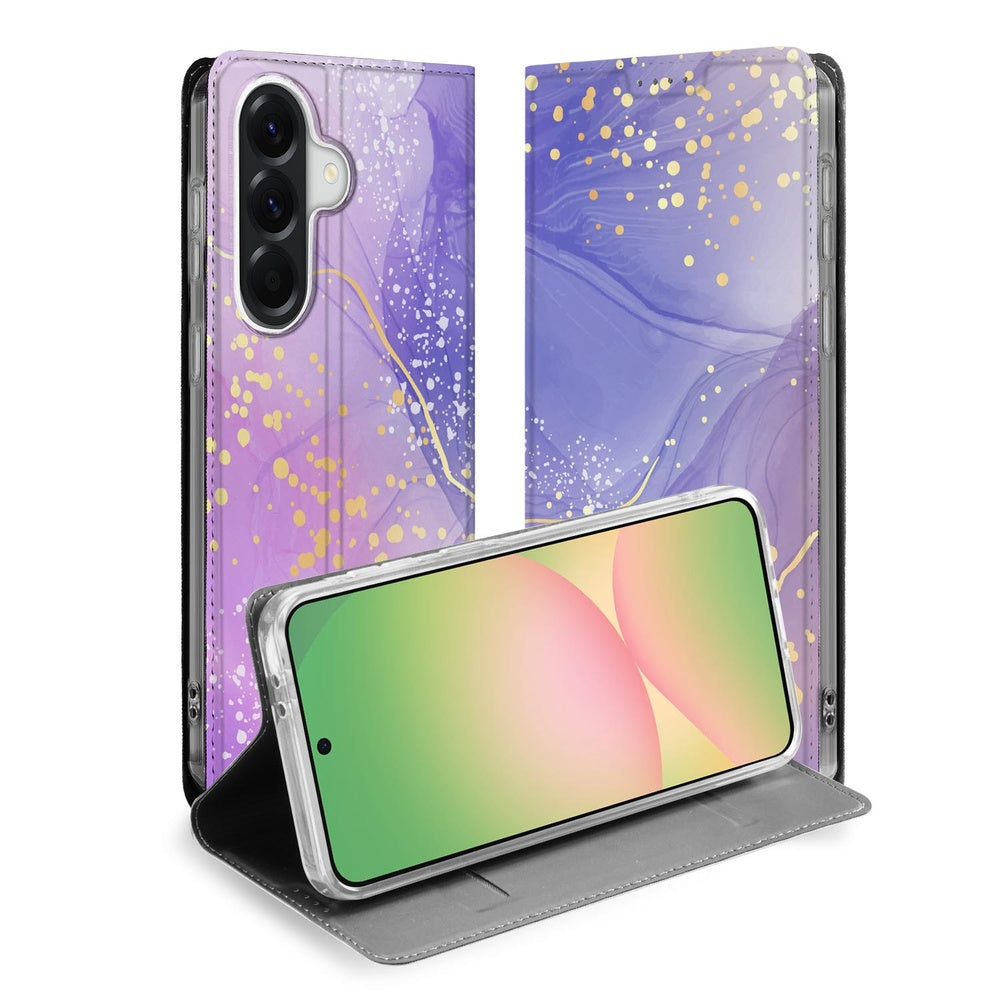 Samsung Galaxy A57 Bookcase Watercolor Paars vooraanzicht met abstract paarse print en gouden accenten.