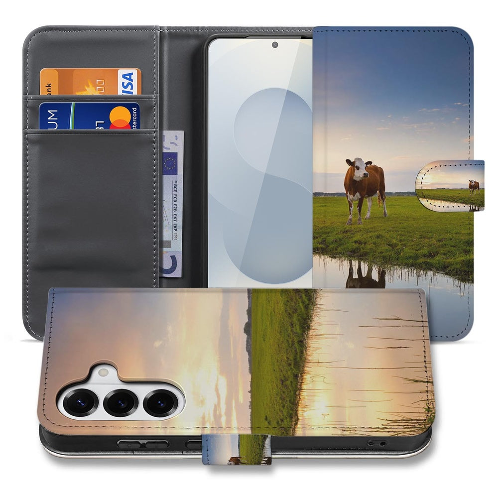Samsung Galaxy S26 Plus Telefoonhoesje Koeienprint Zwart Wit Aanzicht met cow op de voorkant.