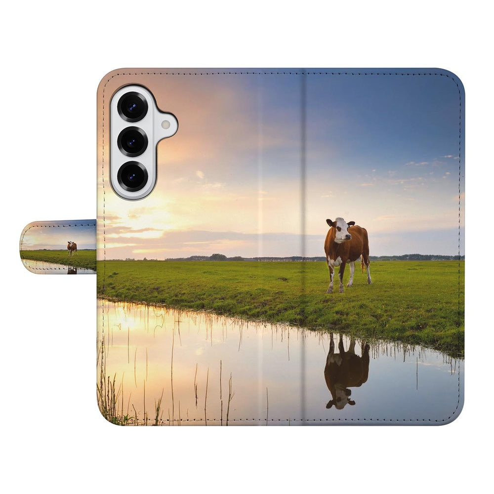 Samsung Galaxy S26 Plus Telefoonhoesje Koeienprint Zwart Wit Aanzicht met koe en landschap.