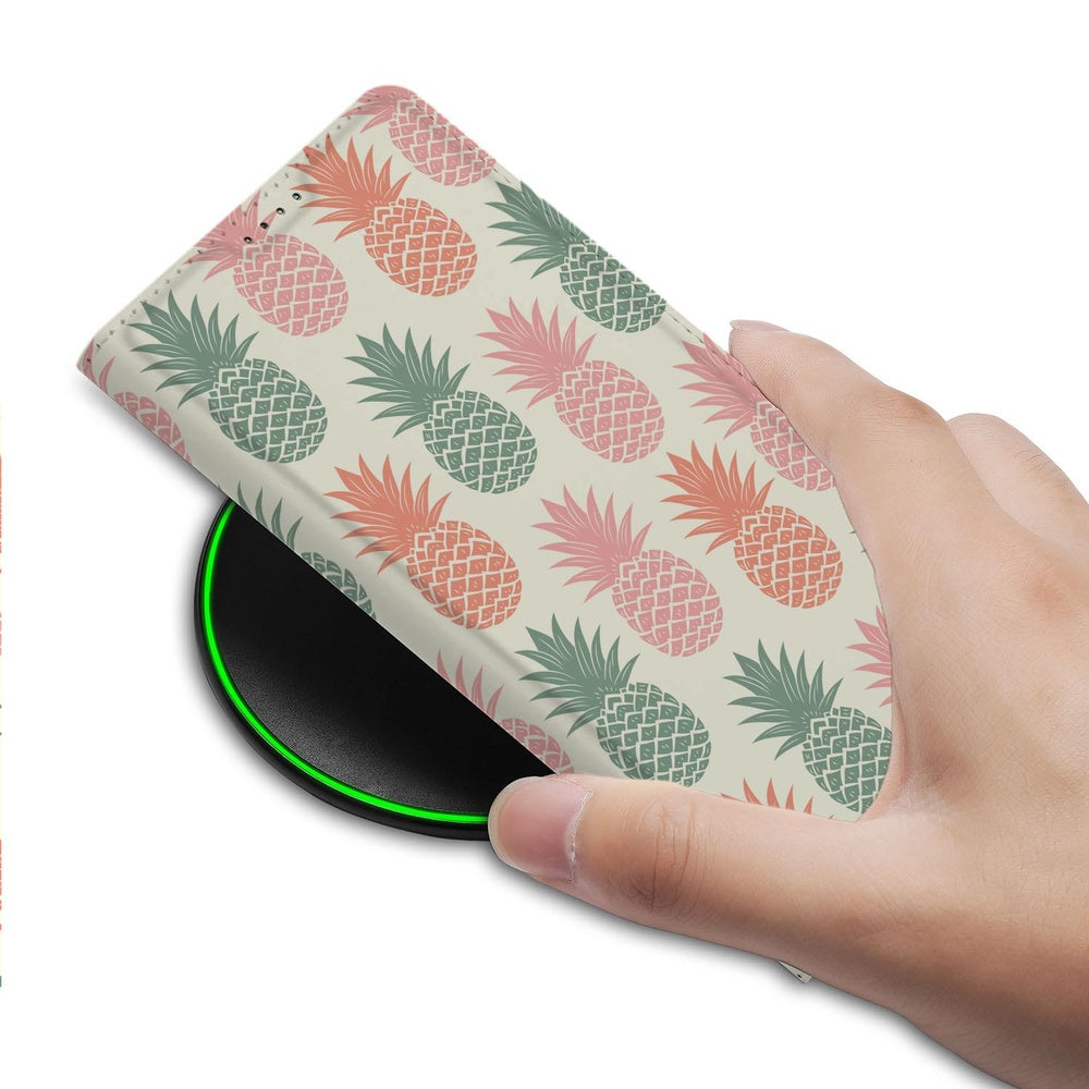 Samsung Galaxy S26+ Telefoonhoesje Ananas ananaspatroon hand detail.