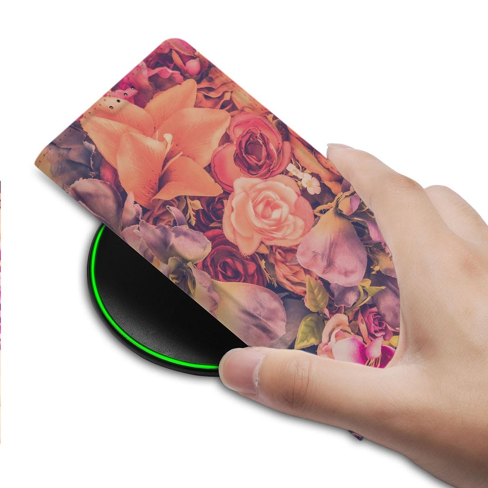 Samsung Galaxy S26 Plus Telefoonhoesje Bosje Bloemen detail met bloemenprint en hand.