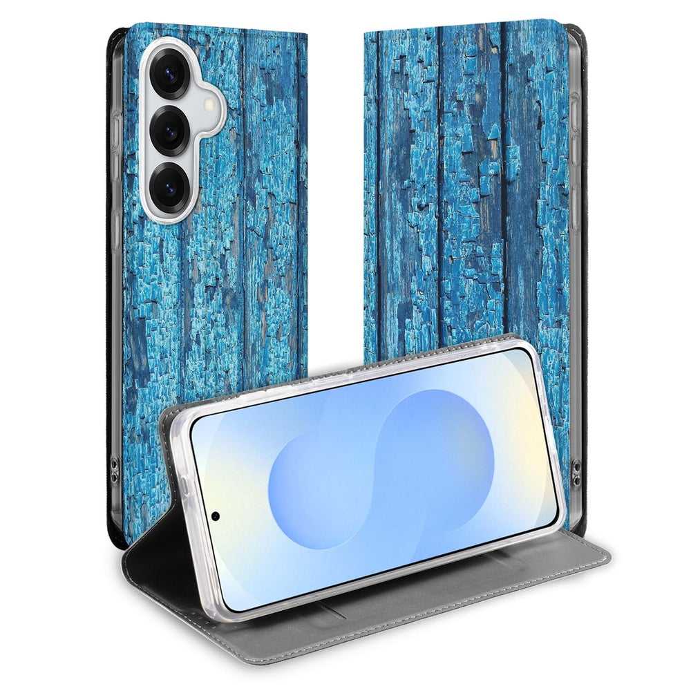 Samsung Galaxy S26 Plus Standcase Hoesje Wood Blue Vooraanzicht met afgebladerd blauw houten ontwerp.