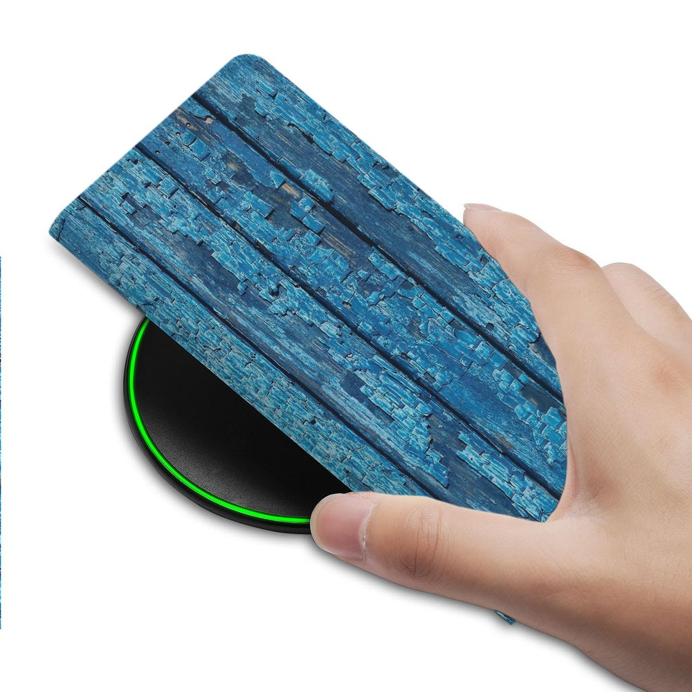 Samsung Galaxy S26 Plus Standcase Hoesje Wood Blue detail met hand en draadloos oplaadstation.
