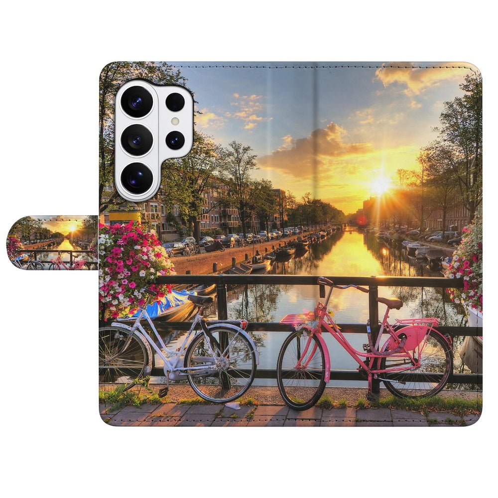 Samsung Galaxy S26 Ultra Flip Cover Bookcase Amsterdamse Grachten met Pasjeshouder fietsen aan het kanaal met zonsondergang.