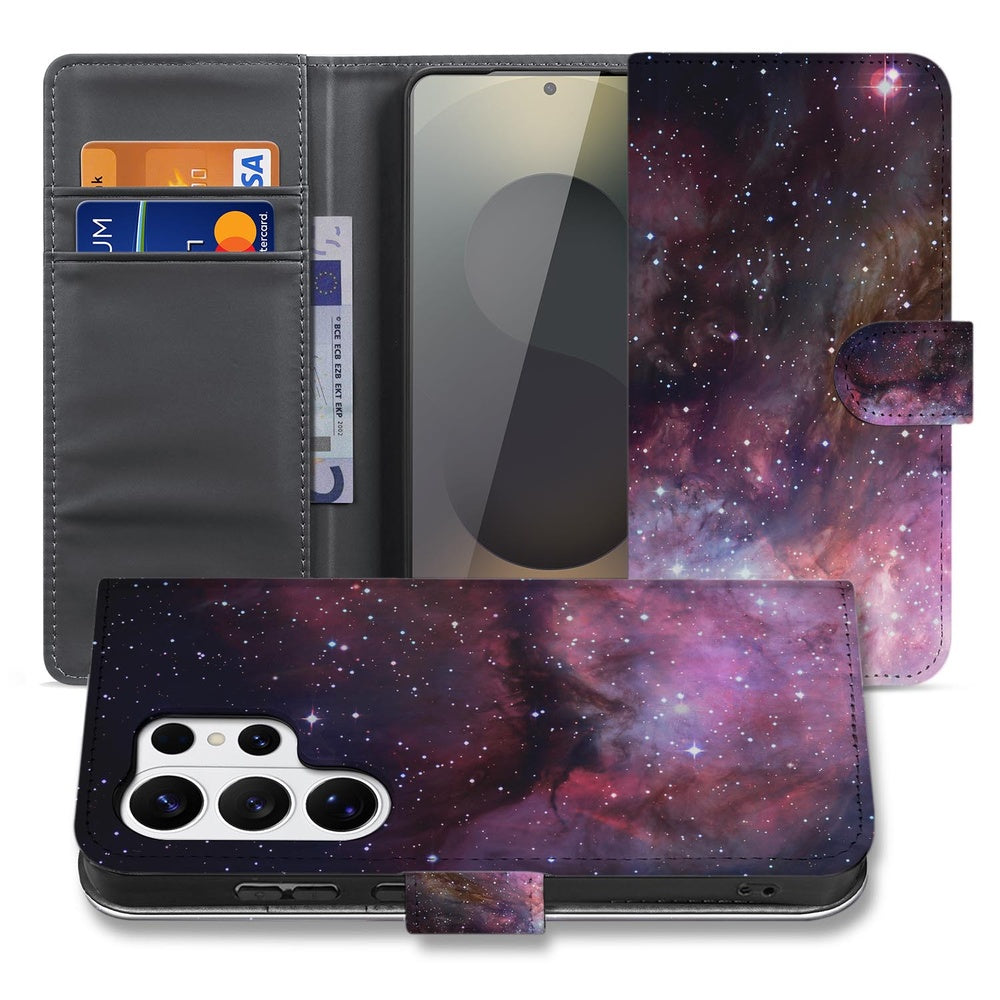 Book Case Hoes Samsung Galaxy S26 Ultra Heelal Design met Magnetische sluiting in paarse galxy stijl met telefoon en kaarten.