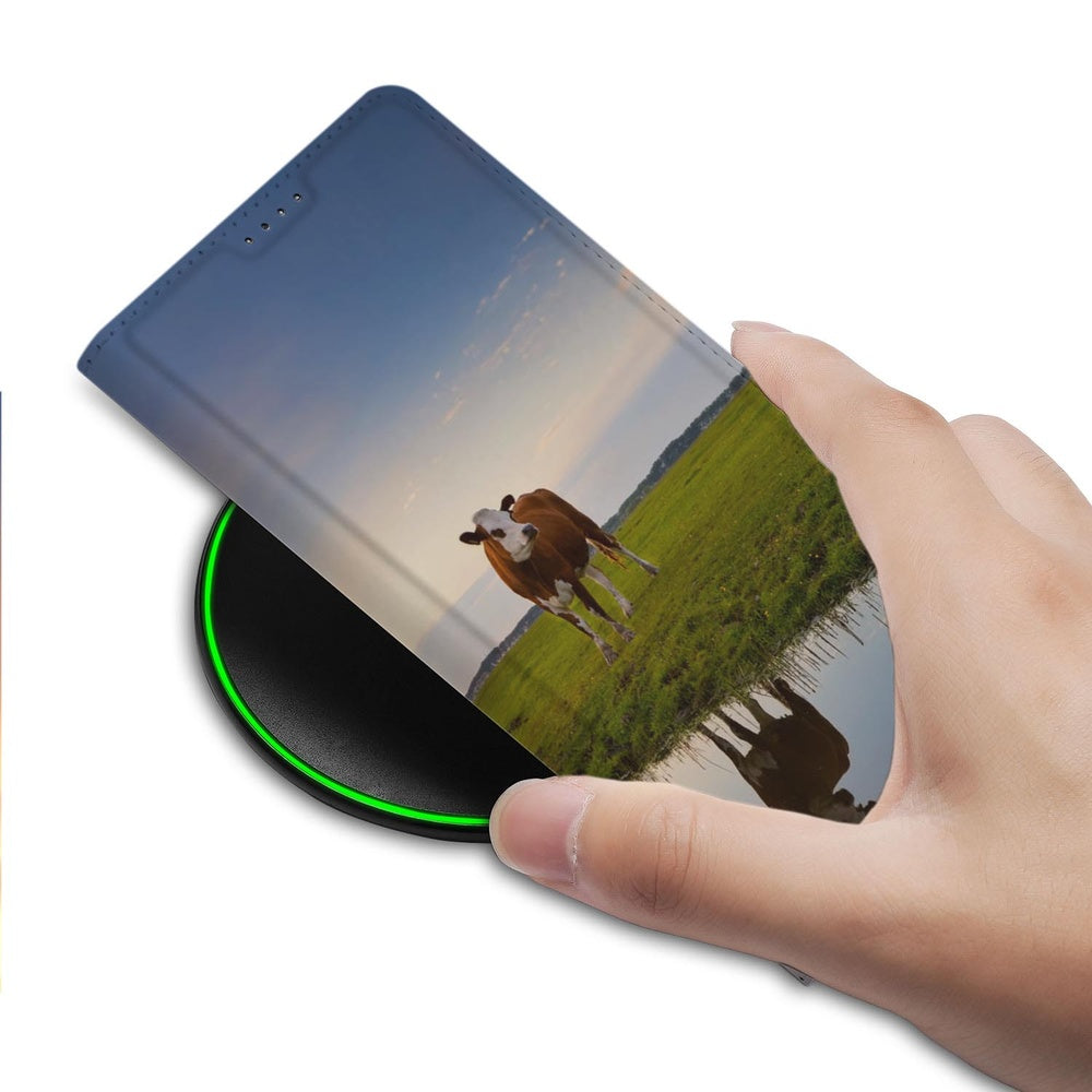 Samsung Galaxy S26 Ultra Book Cover Koe vooraanzicht met koe in het veld met zonsondergang.