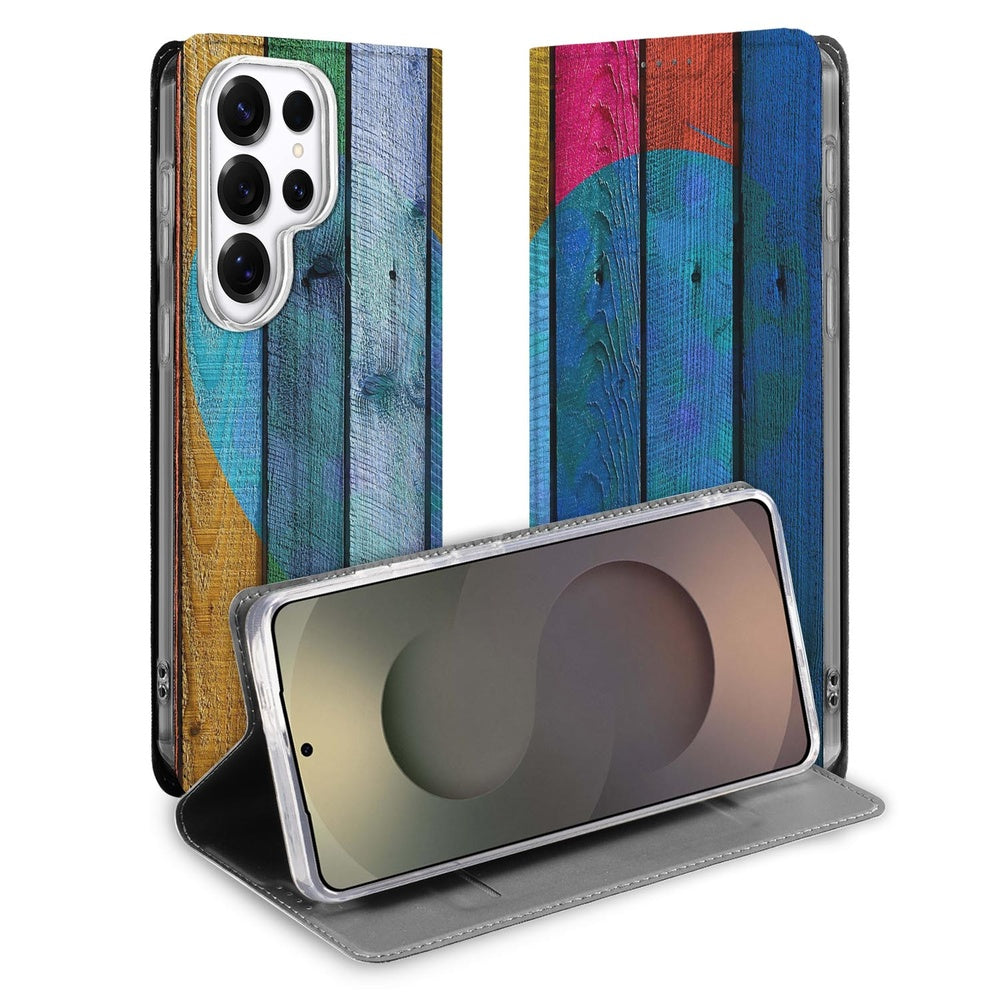Samsung Galaxy S26 Ultra Book Case Wood Heart Aanzicht detail van houten print met kleurrijke hartvorm.