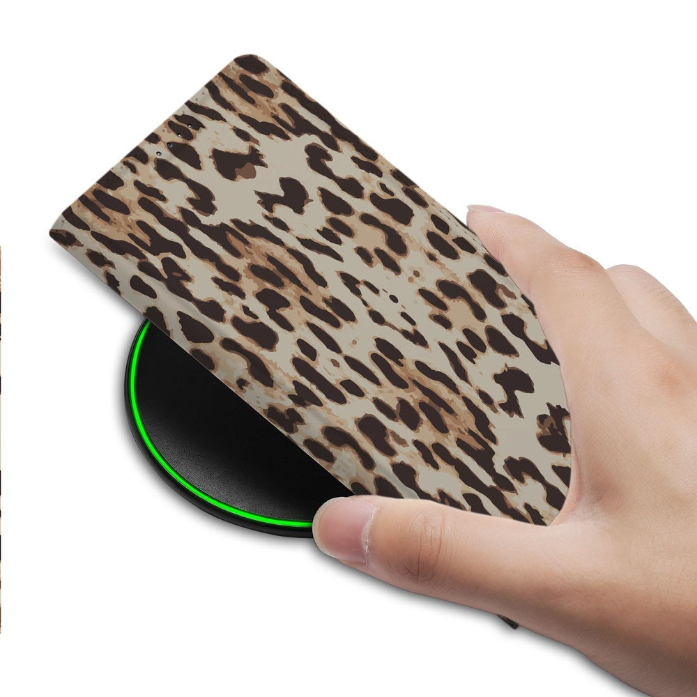 Bookcase Hoesje Samsung Galaxy S26 Leopard detail afbeelding met luipaardprint en draadloos oplader.
