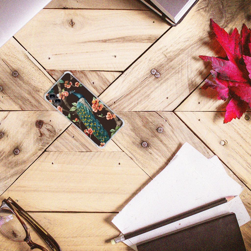 Samsung Galaxy A05 Case Anti-shock Pauw met Bloemen design topzicht op houten tafel