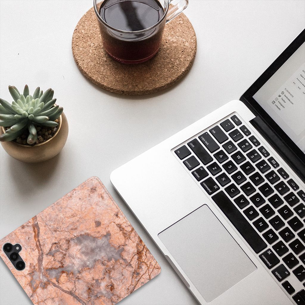 Samsung Galaxy A05s Standcase Marmer Oranje hoesje bovenaanzicht op bureau met laptop en planten