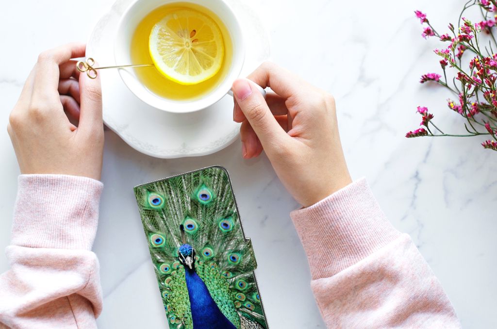 Samsung Galaxy A05s Telefoonhoesje met Pasjes Pauw hands met thee tafel