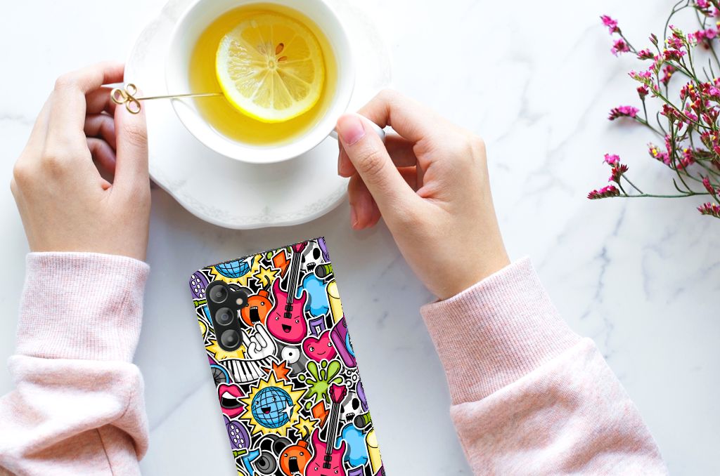 Samsung Galaxy A14 4G Hippe Standcase Punk Rock met kleurrijk design en handen die een kop thee vasthouden.