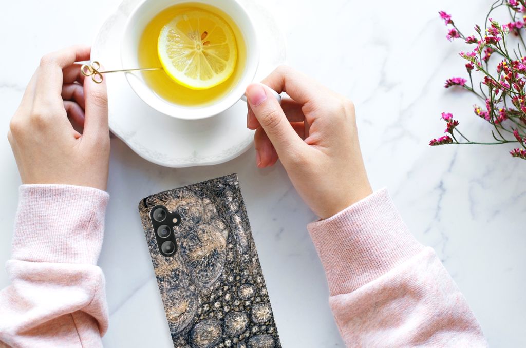 Samsung Galaxy A14 4G Hoesje maken Krokodillenprint met een kopje thee en citroen op tafel.