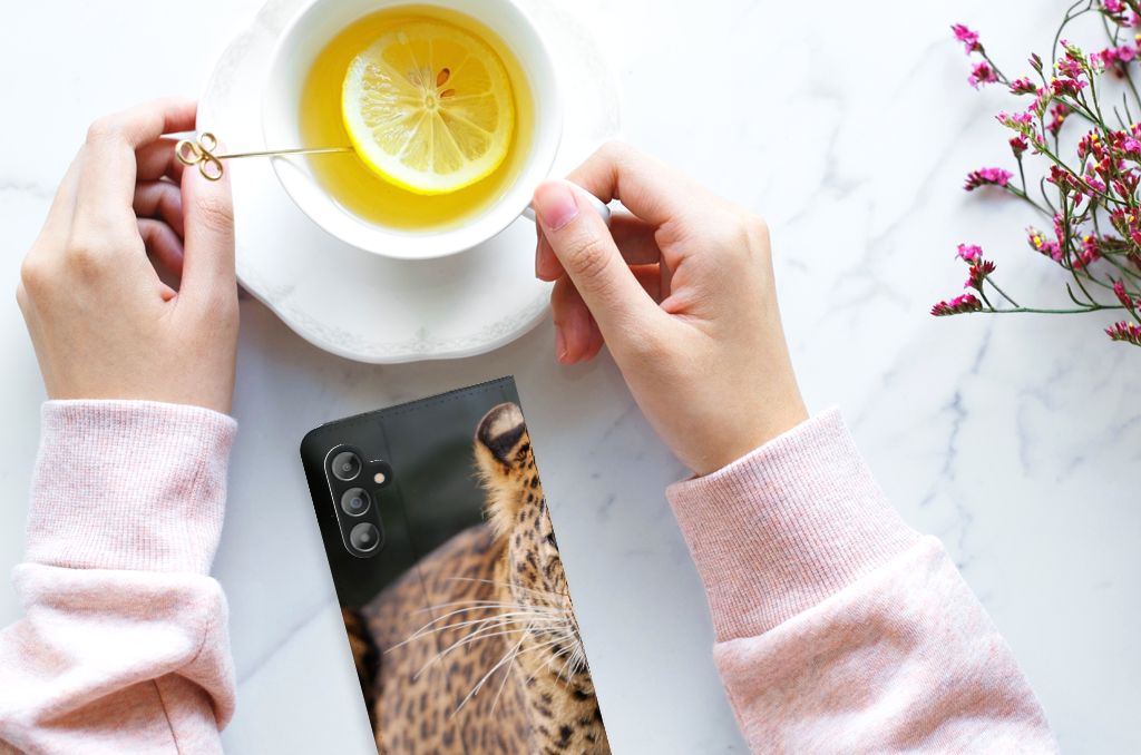Samsung Galaxy A14 4G Hoesje maken Luipaard op een tafel met thee en bloemen.