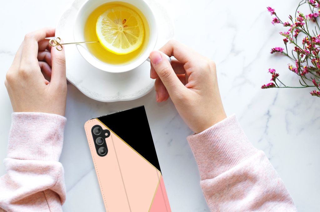 Samsung Galaxy A14 4G Stand Case Zwart Roze Vormen met een hand en een kopje thee.