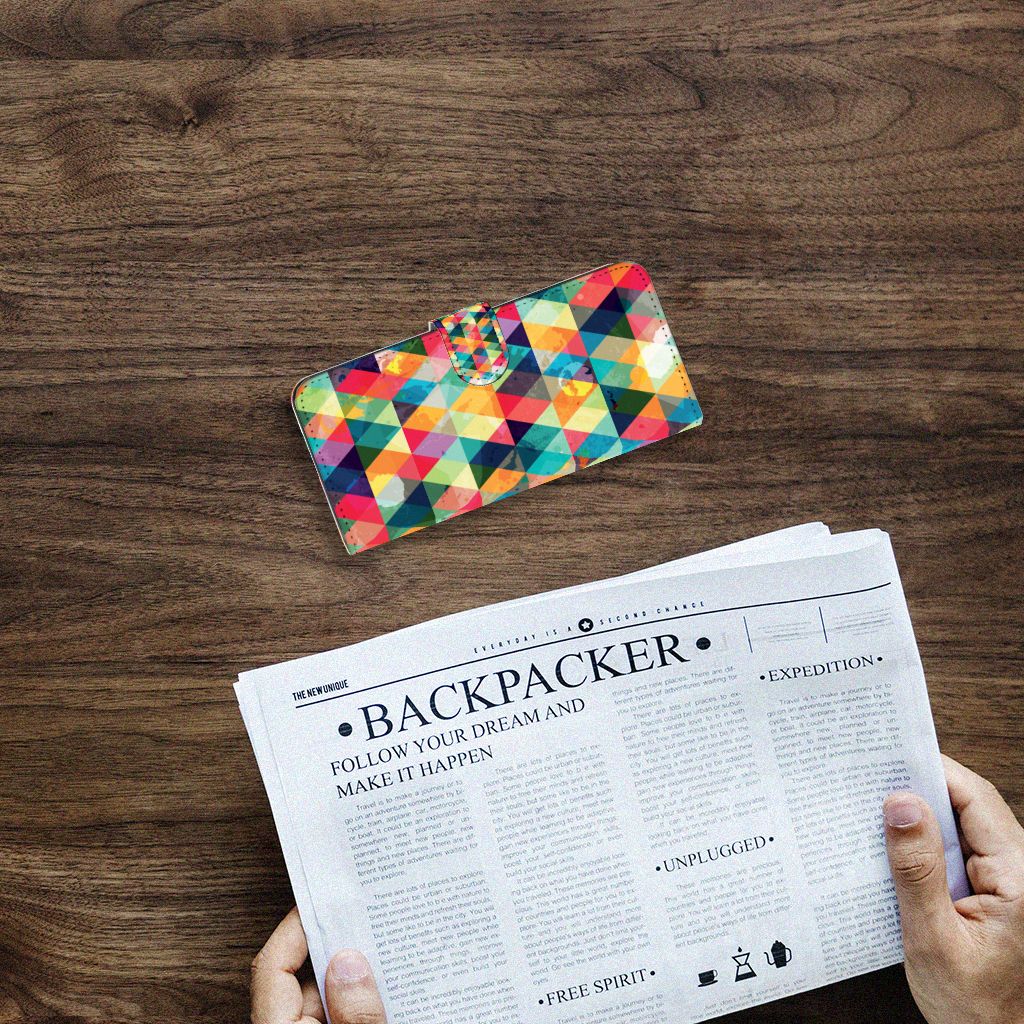 Samsung Galaxy A14 4G Telefoon Hoesje Geruit op een houten tafel met krant in handen