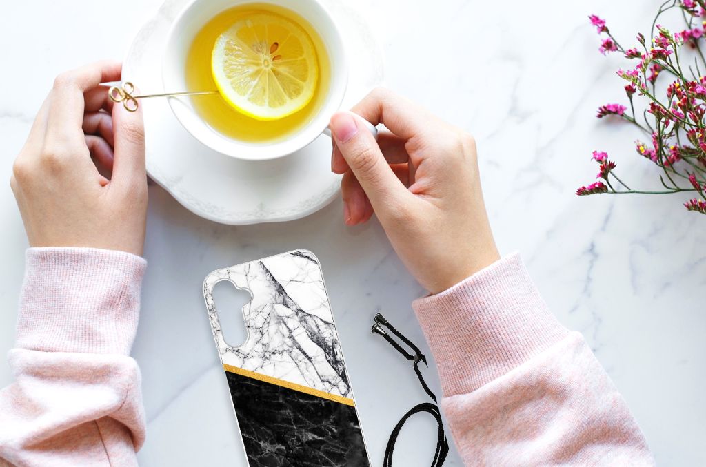 Samsung Galaxy A14 5G Anti-Shock Hoesje Marmer Wit Zwart - Origineel Cadeau Man op tafel met kopje thee.