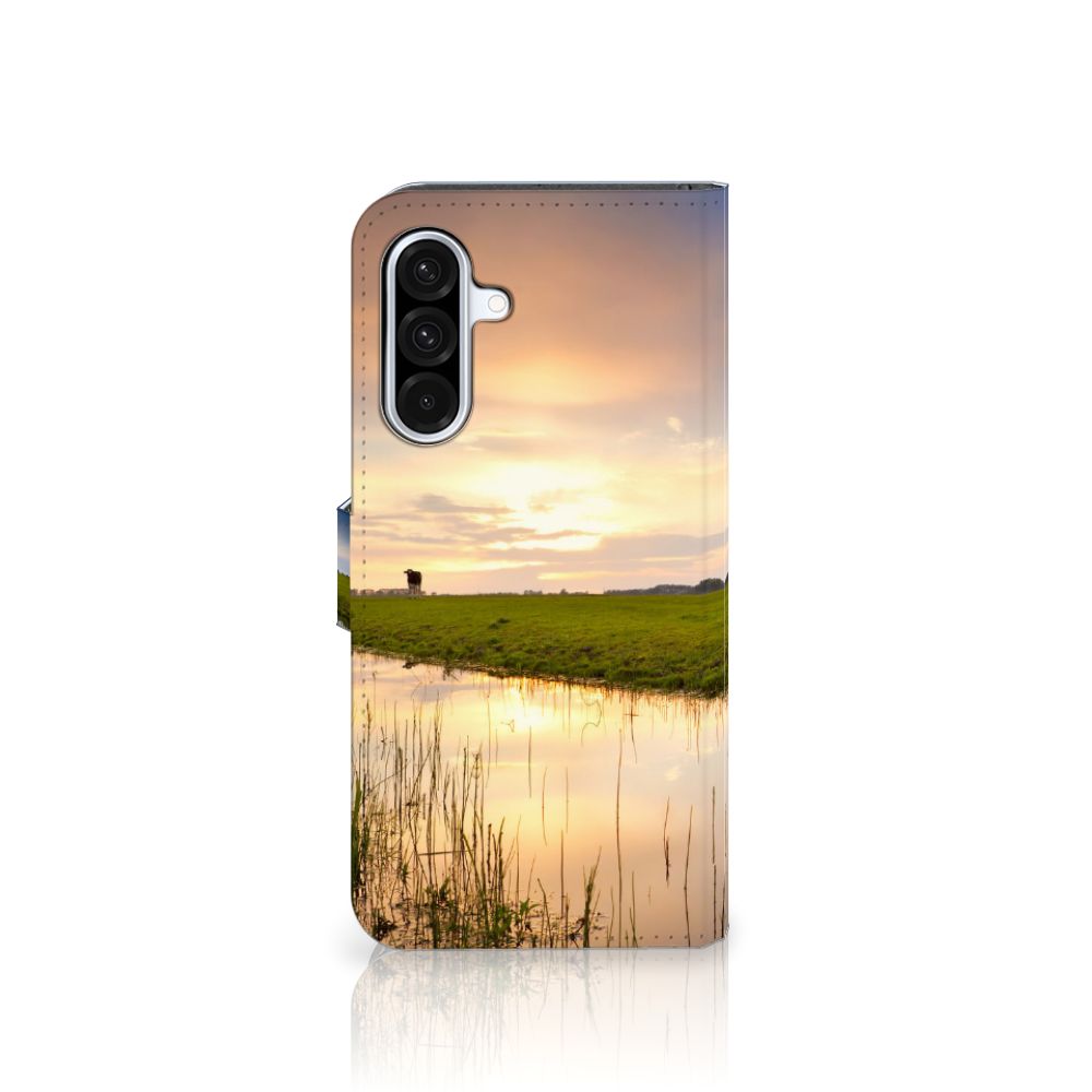 Samsung Galaxy A36 Telefoonhoesje met Pasjes Koe telefoonhoesje weiland koe zonsondergang aanzicht