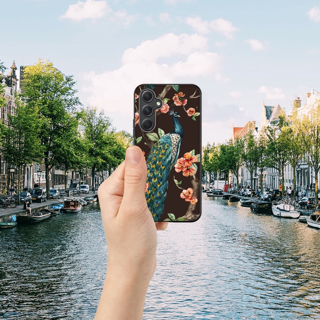 Samsung Galaxy A54 Dierenprint Telefoonhoesje Pauw met Bloemen hand houdt hoesje rivier duidelijk zicht