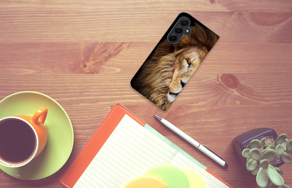 Samsung Galaxy A55 Hoesje maken Leeuw met krachtige leeuwenkop op een bureau met koffie en notitieboekje.