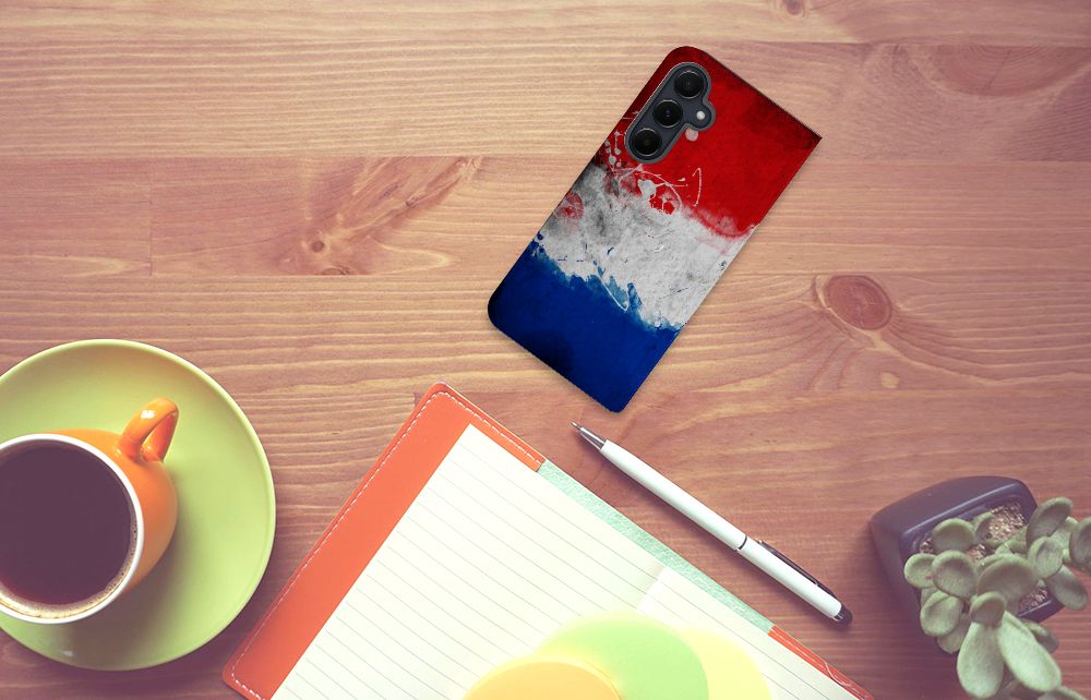 Samsung Galaxy A55 Standcase Nederland met Nederlandse vlag op een houten tafel met koffie en notitieboek.