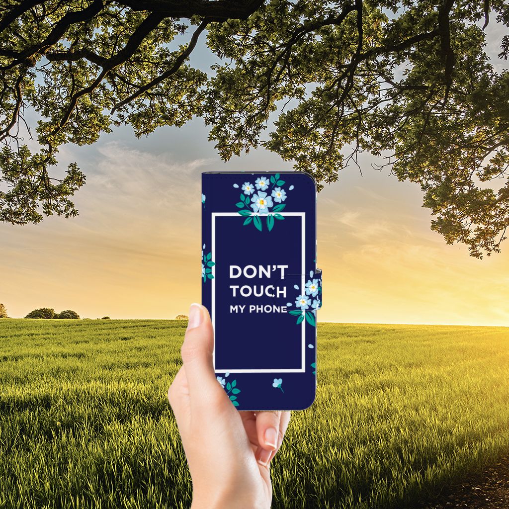 Samsung Galaxy M14 Portemonnee Hoesje Flowers Blue DTMP met bloemenprint, in hand, buiten bij zonsondergang.