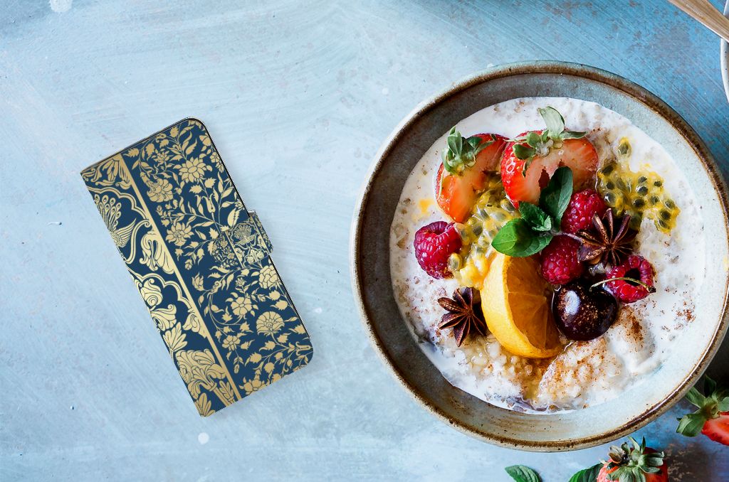 Samsung Galaxy M54 Hoesje Beige Flowers naast een kom gezonde yoghurt met fruit en specerijen.