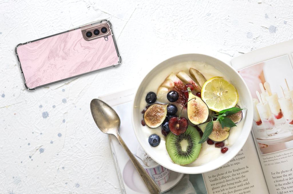 Samsung Galaxy S21 Plus Anti-Shock Hoesje Marble Pink telefoonhoesje boven fruitschaal