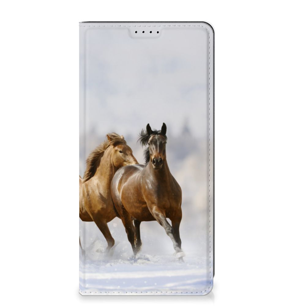 Samsung Galaxy S23 FE Hoesje maken Paarden met een afbeelding van rennende paarden in de sneeuw.