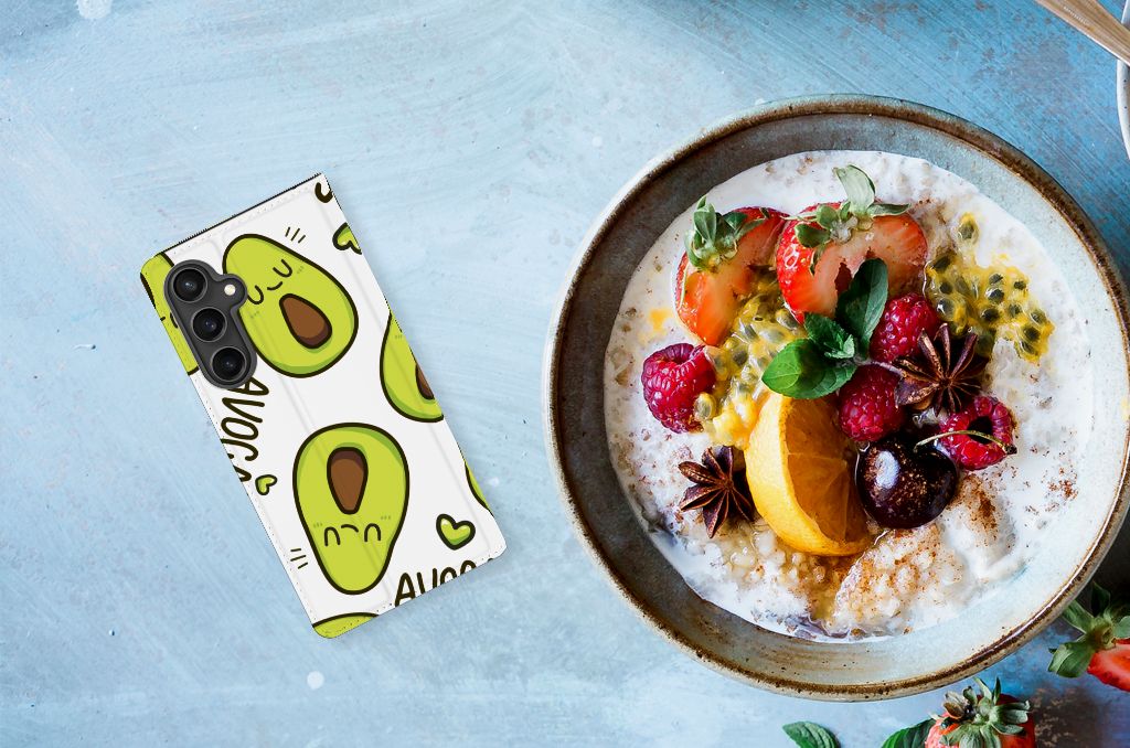 Samsung Galaxy S23 FE Magnet Case Avocado Singing met schattige avocado's en ontbijtkom vol fruit 🍽️.