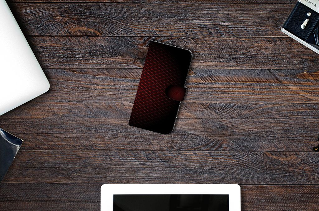 Samsung Galaxy S23 FE Telefoon Hoesje Geruit Rood op een houten tafel tussen gadgets.