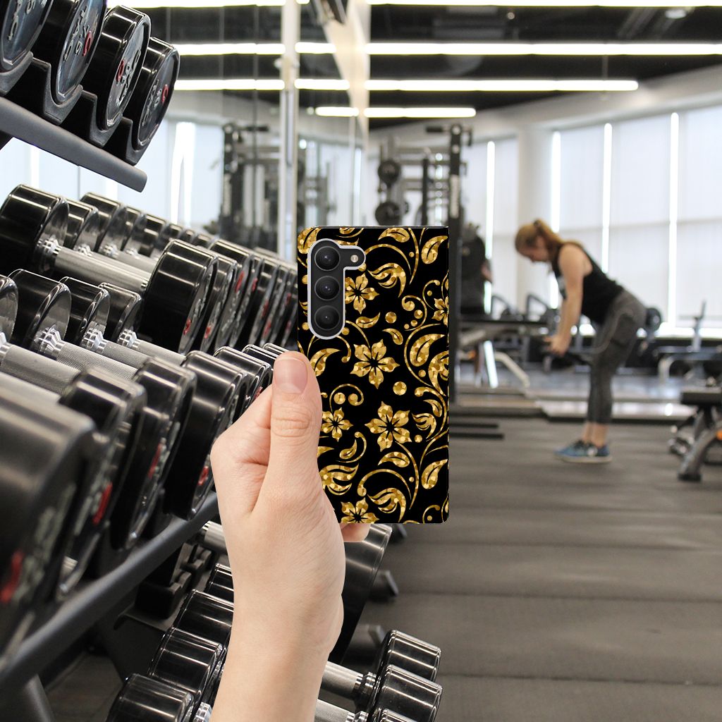 Samsung Galaxy S23 Smart Cover Gouden Bloemen telefoonhoesje sportzaal hand in focus