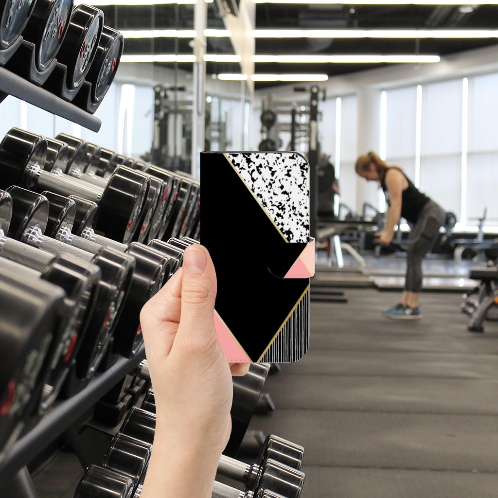 Samsung Galaxy S24 Book Case Zwart Roze Vormen gehouden in de sportschool voor gebruiksgemak en bescherming.
