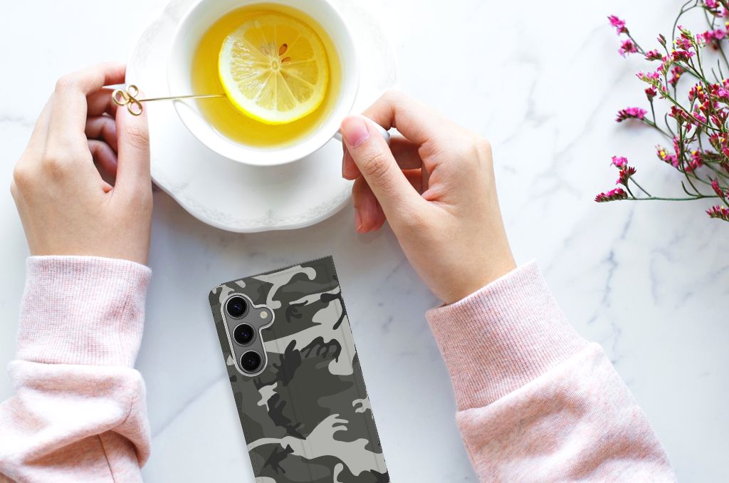 Samsung Galaxy S24 Hoesje met Magneet Army Light camouflage design hands tea table