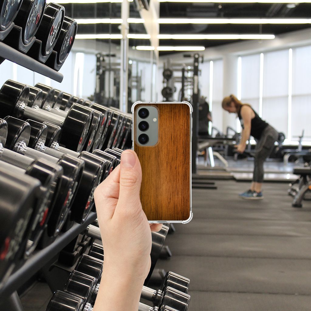 Samsung Galaxy S24 Stevig Telefoonhoesje Donker Hout hand in sportschool achterkant