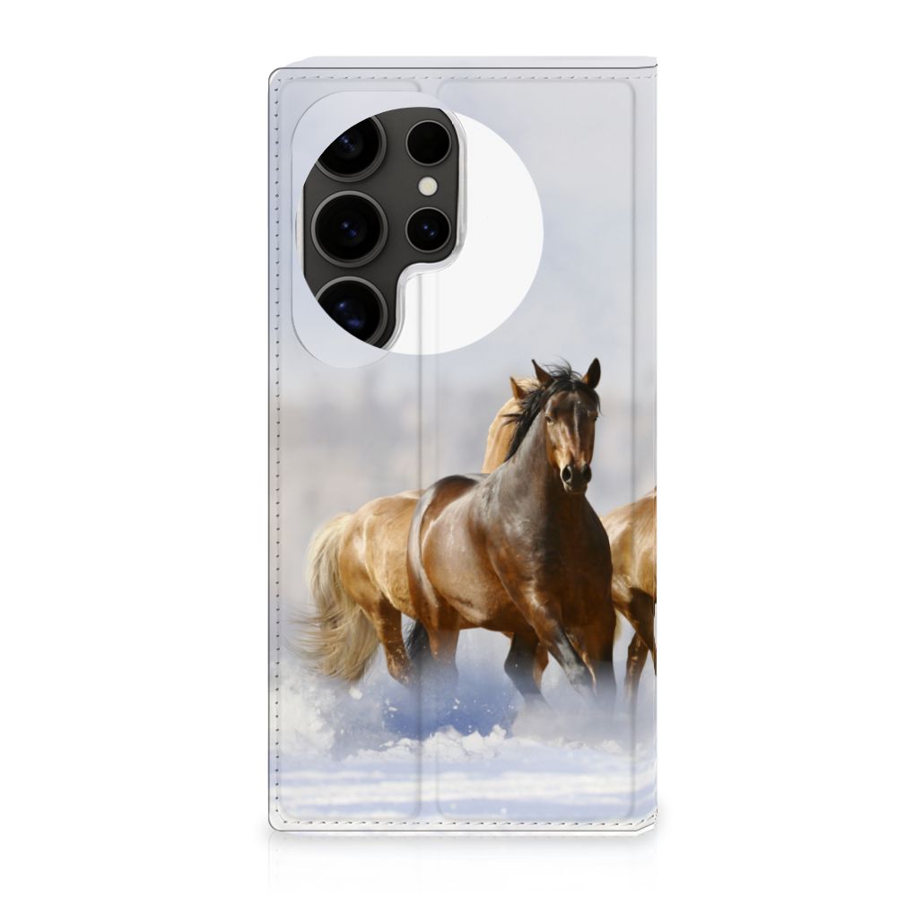 Samsung Galaxy S25 Ultra Hoesje met Magneet Funky Retro paarden sneeuw aanzicht