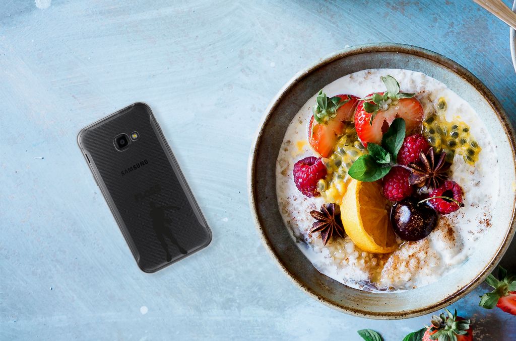 Samsung Galaxy Xcover 4 | Xcover 4s Telefoonhoesje met Naam Floss naast een kom met fruit en yoghurt.