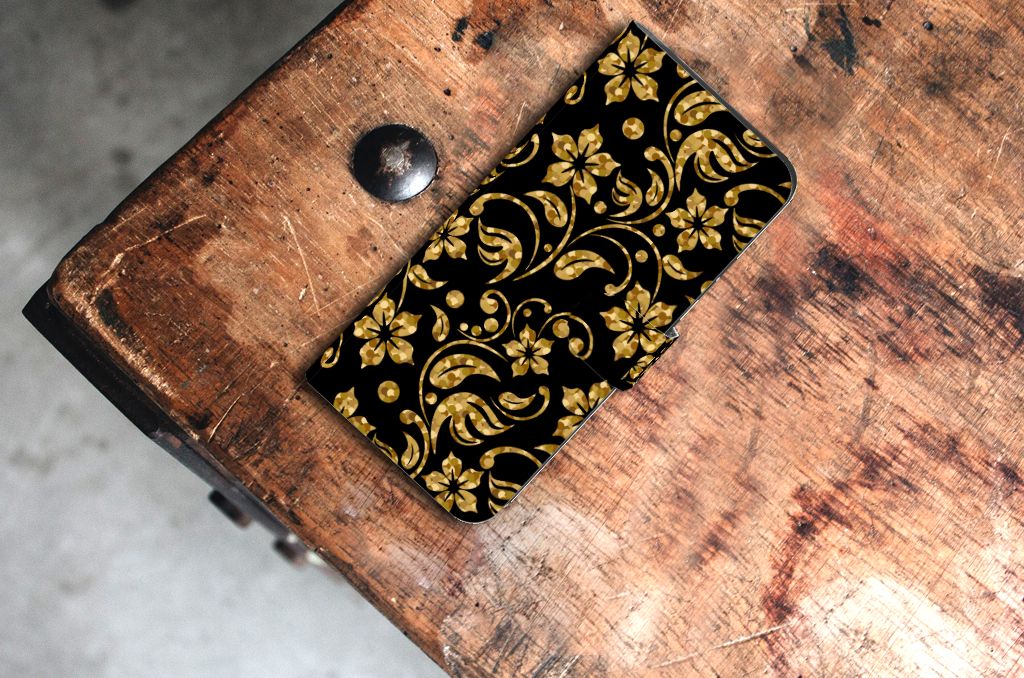 Samsung Galaxy Xcover 7 Hoesje Gouden Bloemen design met prachtige gouden bloemen op zwart, ideaal als cadeau.