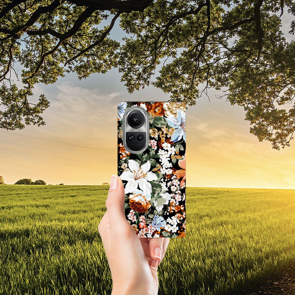 Smart Cover voor OPPO Reno10 | 10 Pro Dark Flowers in hand met bloeiende bloemenprint tegen een natuurlijke achtergrond.