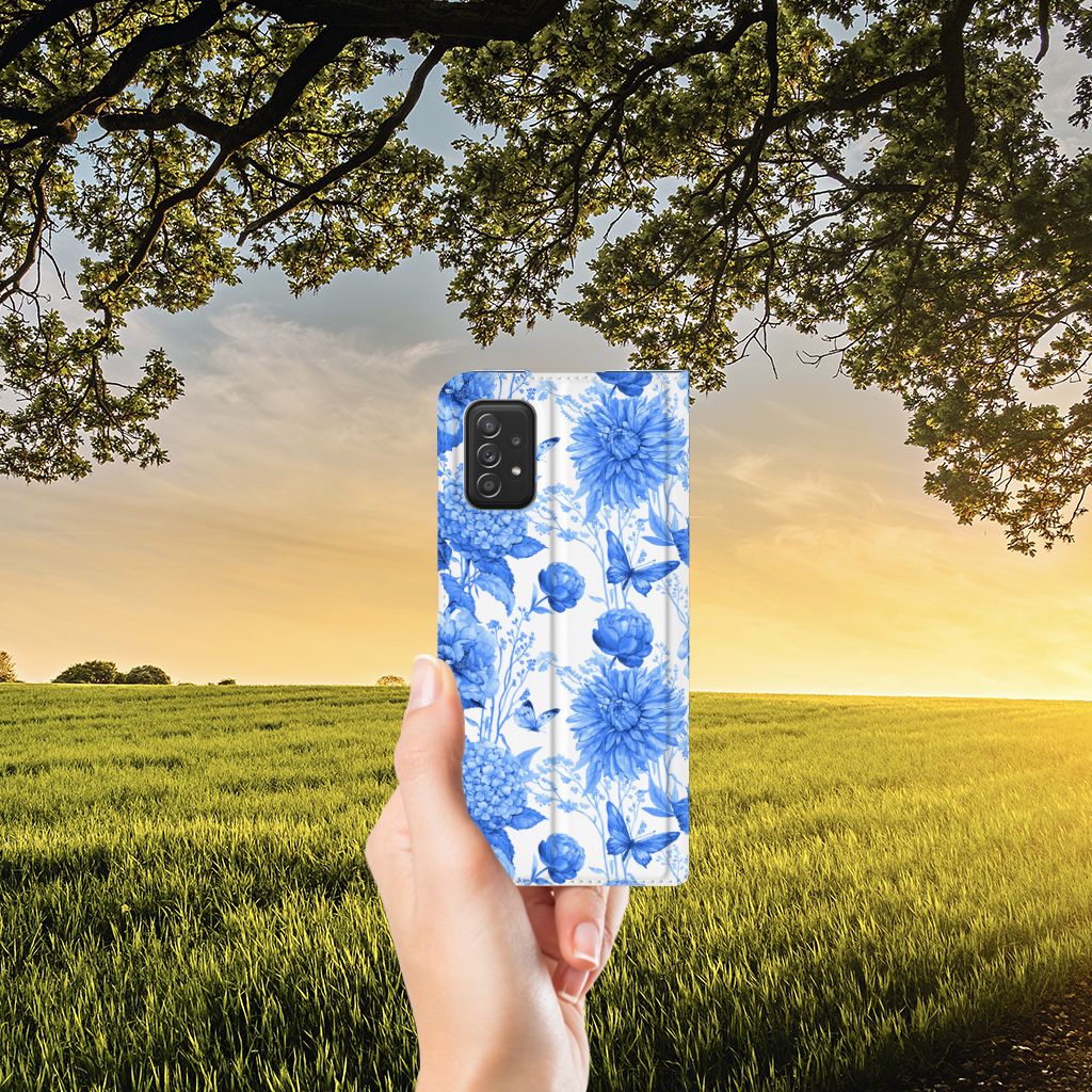 Samsung Galaxy A03s Smart Cover Flowers Blue hand van voren natuur