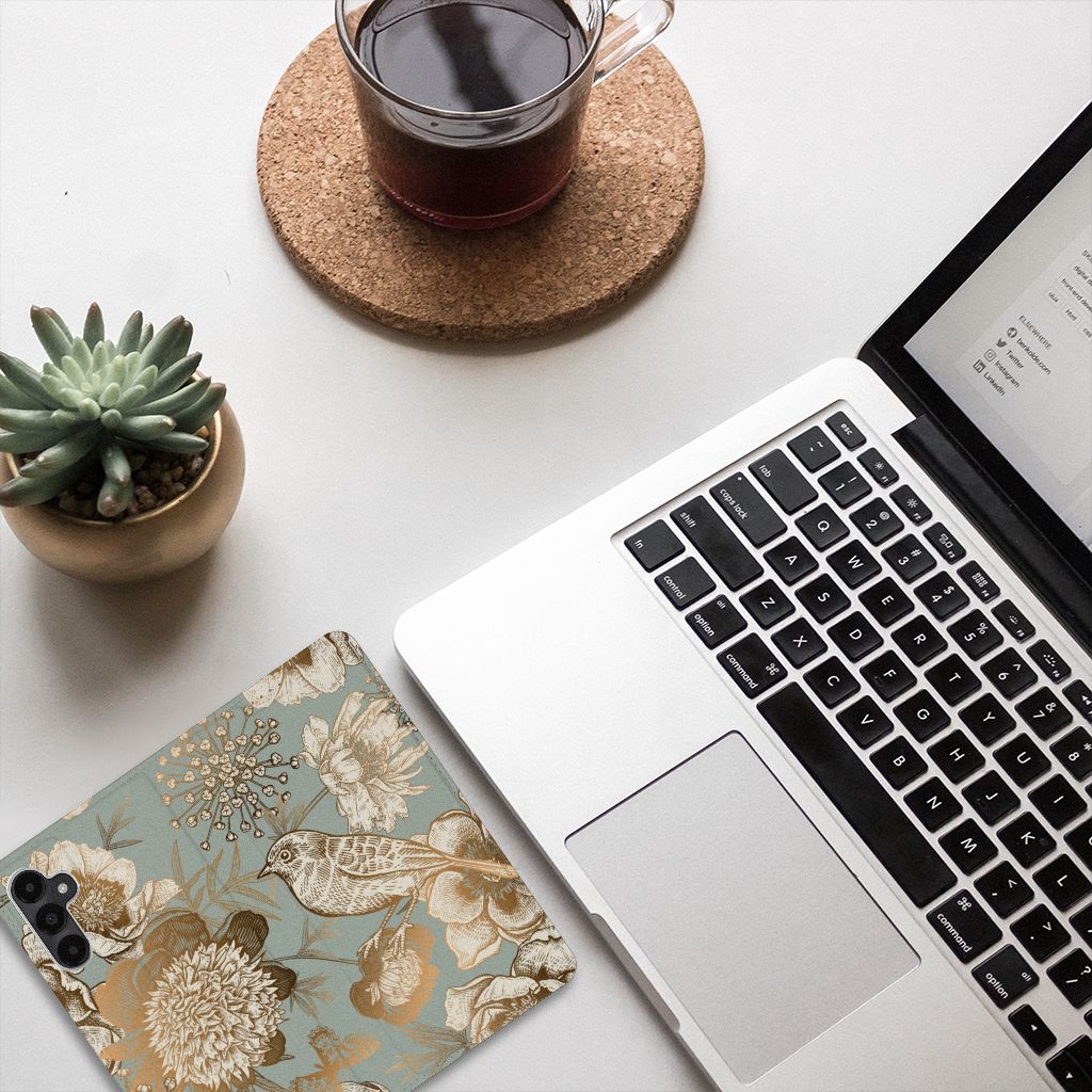 Samsung Galaxy A05s Smart Cover Vintage Bird Flowers bovenaanzicht met laptop en koffie