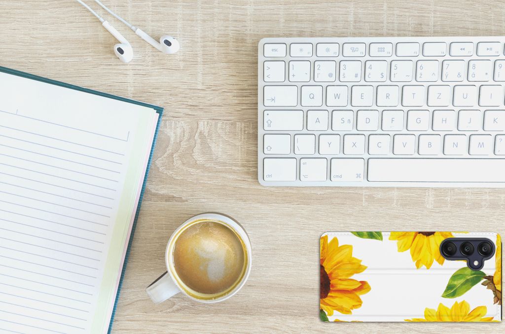 Smart Cover voor Samsung Galaxy A25 Zonnebloemen naast een notitieboekje en een kopje koffie â.