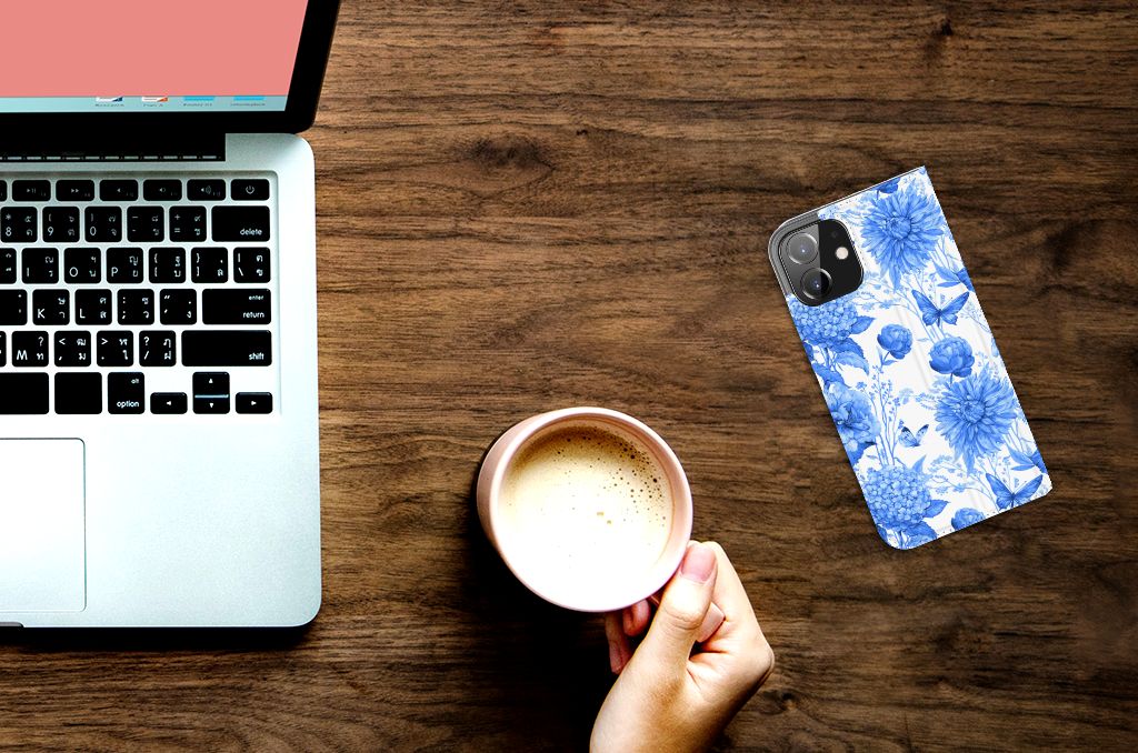 Smart Cover voor iPhone 12 | iPhone 12 Pro Flowers Blue op een bureau met laptop en koffie. â