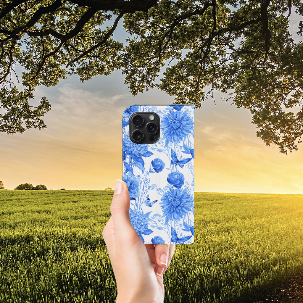 Smart Cover voor iPhone 15 Pro Max Flowers Blue, prachtig design met blauwe bloemen in de natuur đˇ.