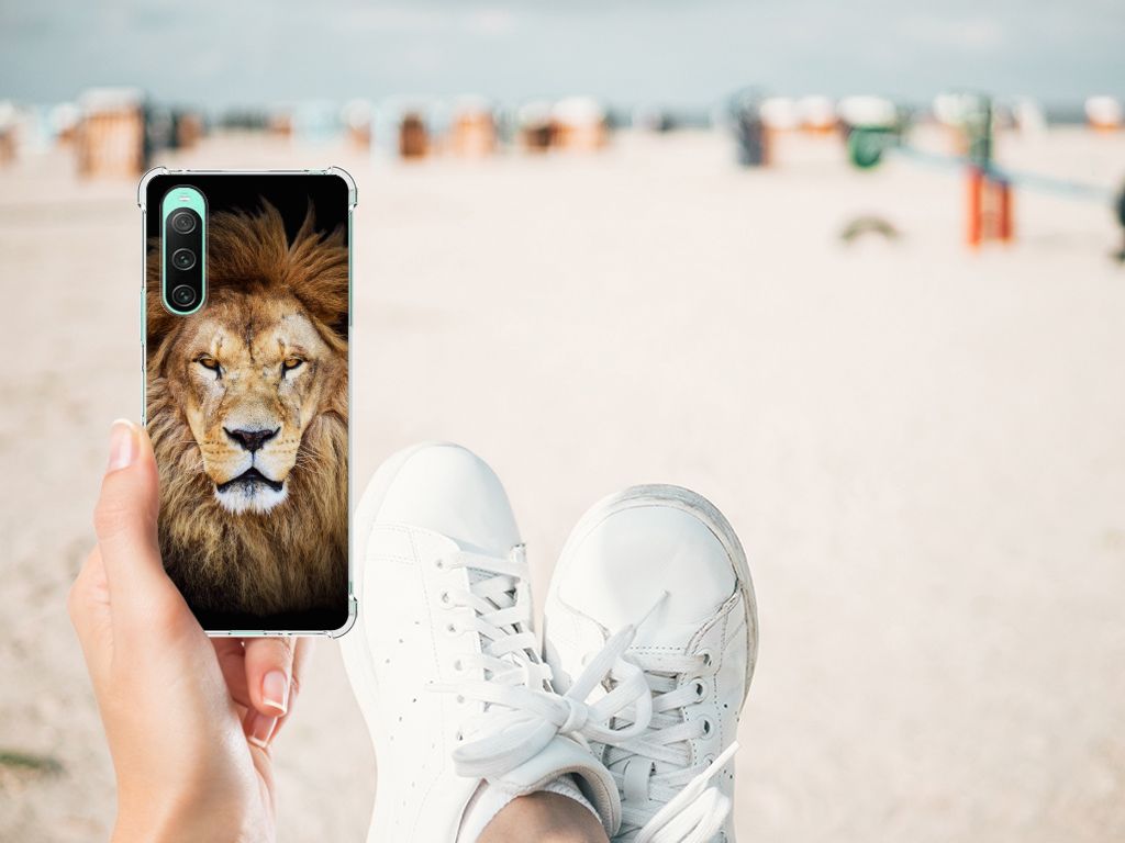 Sony Xperia 10 V Case Anti-shock Leeuw telefoonhoesje met leeuw design hand met sneakers strand