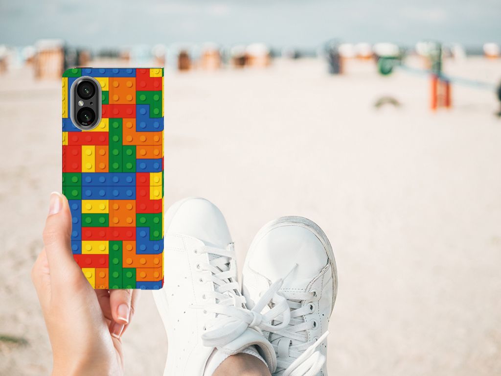 Sony Xperia 5 V Hoesje met Magneet Blokken design hoesje met blokken print hand strand