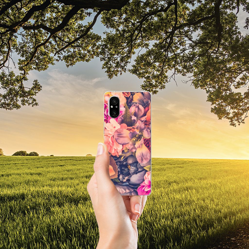 Sony Xperia 5 V TPU Case Bosje Bloemen in hand bij zonsondergang, met kleurrijke bloemen, perfect als cadeau đ¸.
