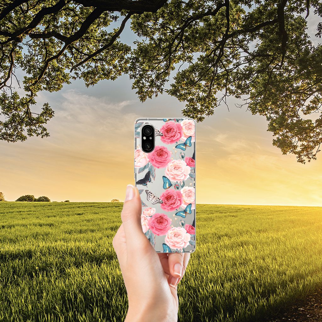 Sony Xperia 5 V TPU Case Butterfly Roses hand met hoesje achtergrondelementen natuur