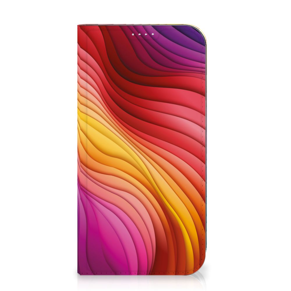 Stand Case voor iPhone 15 Plus Regenboog met kleurrijk golvende ontwerp die de regenboog vertegenwoordigt 🌈.